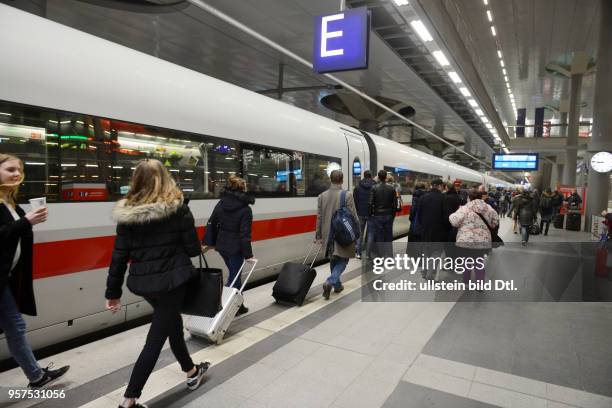 Bahnsteig, Hauptbahnhof, Berlin, Deutschland