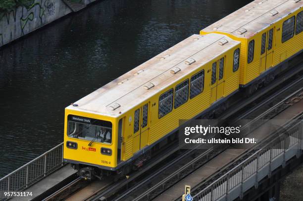 Bahn, Linie 1, Hallesches Ufer, Kreuzberg, Berlin, Deutschland
