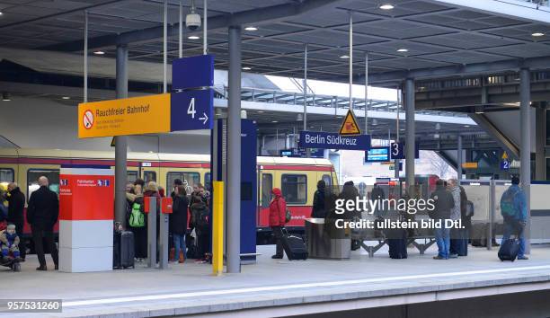 Bahnsteig, Bahnhof, Suedkreuz, Schoeneberg, Berlin, Deutschland / Südkreuz, Schöneberg
