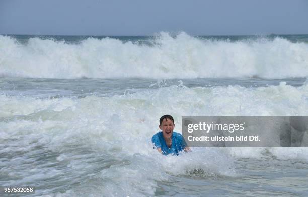 Junge, Baden, Welle, Goyambokka Beach, Tangalle, Sri Lanka