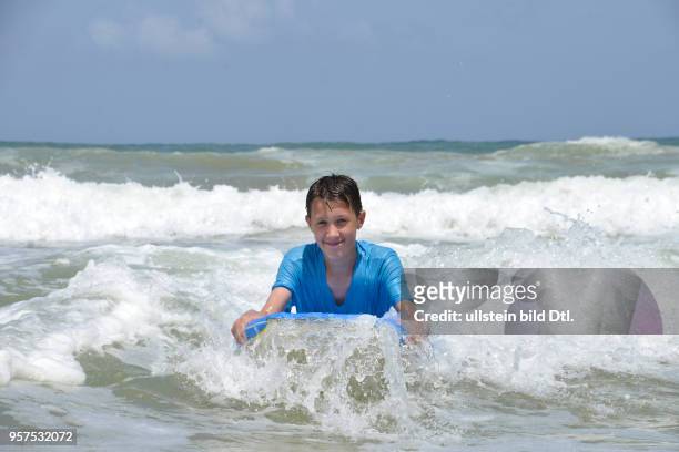 Junge, Baden, Welle, Goyambokka Beach, Tangalle, Sri Lanka