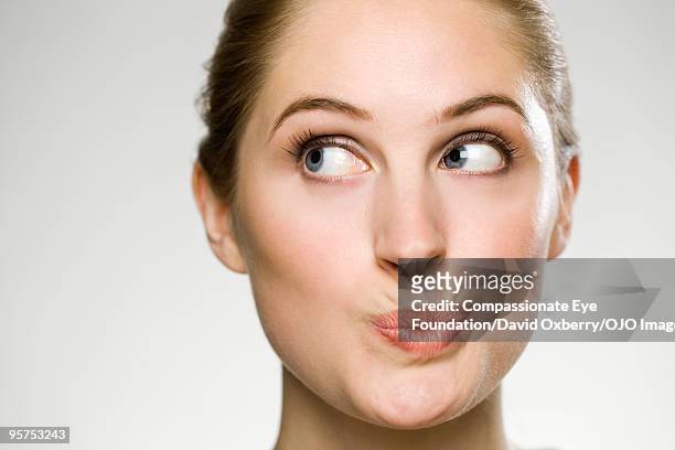 close up of woman puckering her mouth - duck face photos et images de collection