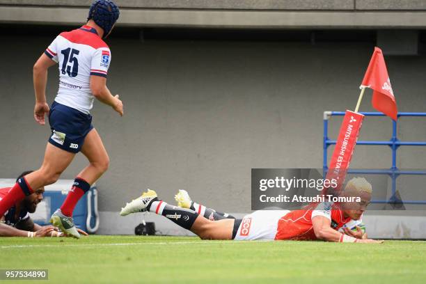 Hosea Saumaki of the Sunwolves dives to score his side's third try during the Super Rugby match between Sunwolves and Reds at Prince Chichibu...