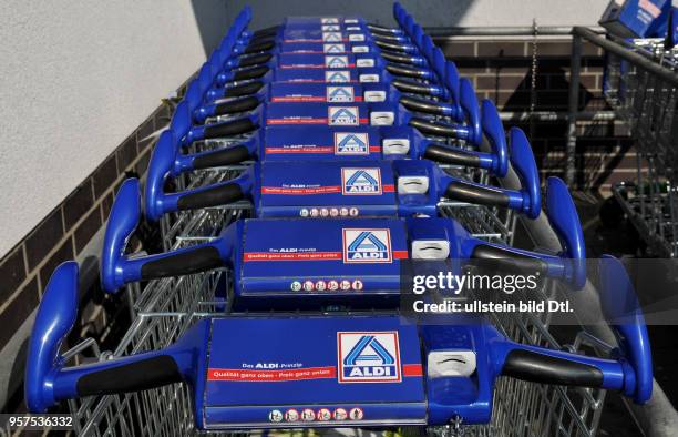 Einkaufswagen, Aldi Markt, Neukoelln, Berlin, Deutschland