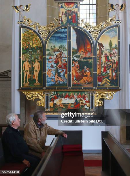 Kemberg Sachsen Anhalt / 1994 verbrannte in der Stadtkirche Kemberg „Unser Lieben Frauen“ ein Cranachaltar , der Kirchenrat beschloß ihn nicht wieder...