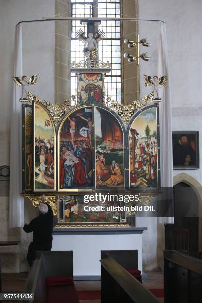 Kemberg Sachsen Anhalt / 1994 verbrannte in der Stadtkirche Kemberg „Unser Lieben Frauen“ ein Cranachaltar , der Kirchenrat beschloß ihn nicht wieder...