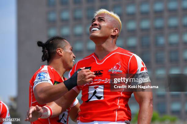 Hosea Saumaki of the Sunwolves celebrates scoring his side's sixth try during the Super Rugby match between Sunwolves and Reds at Prince Chichibu...