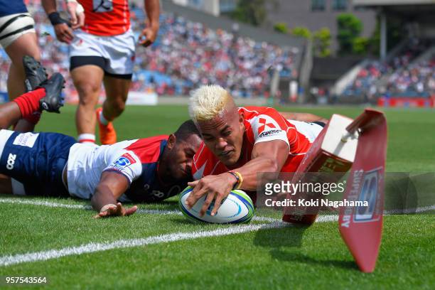 Hosea Saumaki of the Sunwolves dives to score his side's sixth try with his team mates during the Super Rugby match between Sunwolves and Reds at...