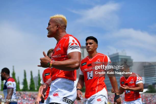 Hosea Saumaki of the Sunwolves celebrates scoring his side's fifth try with his team mates during the Super Rugby match between Sunwolves and Reds at...