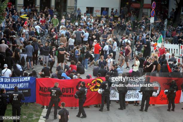 Linke Demonstration Demo Antifa Antifaschistische Demo gegen Einweihung Haus der identitären Bewegung in der adam Kuckoffstraße 16 Identitären-Gruppe...