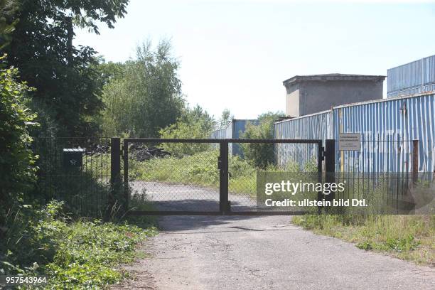 Dessau Alten illegales Reifenlager Eingang zum Reifenlager