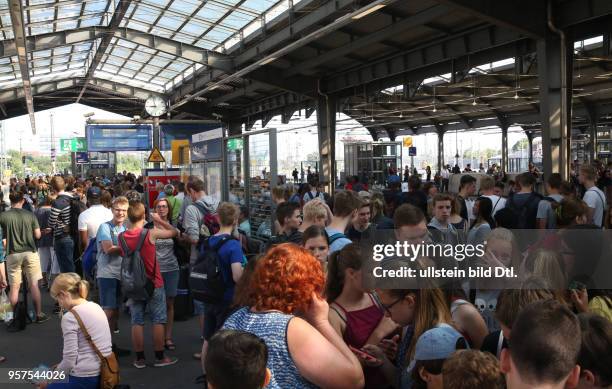 Durch Brandanschläge auf Stellwerke der Deutschen Bahn bei Leipzig kam es zu massiven Zugverspätungen, von denen auch die S-Bahn Linien betroffen...