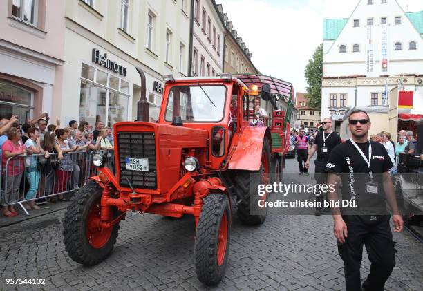 Sachsen Anhalt Tag in Eisleben Festumzug Komiker Duo Elsterglanz Gilbert Rödiger und Sven Wittek foto: der Elsterglanz Motiv Wagen am Markt