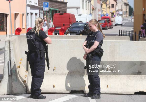 Sachsen Anhalt Tag in Eisleben Festumzug Sicherheitsvorkehrungen der Polizei Betonpoller Poller Betonsperre Betonsperren rund um den Markt dazu...