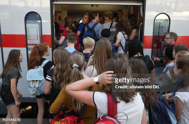 Durch Brandanschläge auf Stellwerke der Deutschen Bahn bei Leipzig kam es zu massiven Zugverspätungen, von denen auch die S-Bahn Linien betroffen...