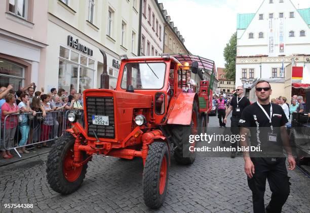 Sachsen Anhalt Tag in Eisleben Festumzug Komiker Duo Elsterglanz Gilbert Rödiger und Sven Wittek foto: der Elsterglanz Motiv Wagen am Markt