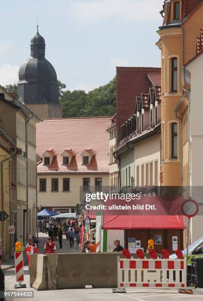 Sachsen Anhalt Tag in Eisleben Festumzug Sicherheitsvorkehrungen der Polizei Betonpoller Poller Betonsperre Betonsperren rund um den Markt dazu...