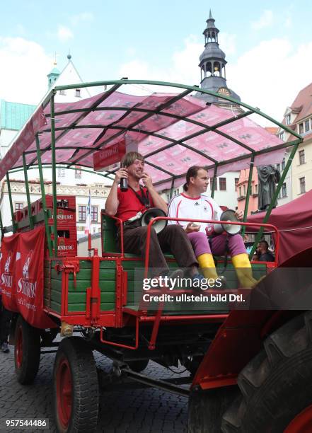 Sachsen Anhalt Tag in Eisleben Festumzug Komiker Duo Elsterglanz Gilbert Rödiger und Sven Wittek foto: der Elsterglanz Motiv Wagen am Markt