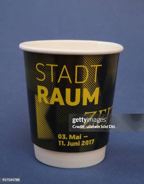/ Die Kunststiftung Sachsen - Anhalt wirbt auf Kaffee Bechern für die Stadt Raum Zeit foto Kaffeebecher der kunststiftung
