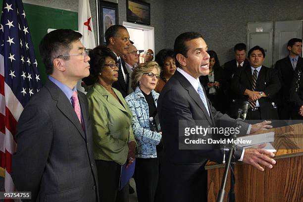 Los Angeles Mayor Antonio Villaraigosa addresses a press conference where US Commerce Secretary Gary Locke announced a $7.5 million Recovery Act...
