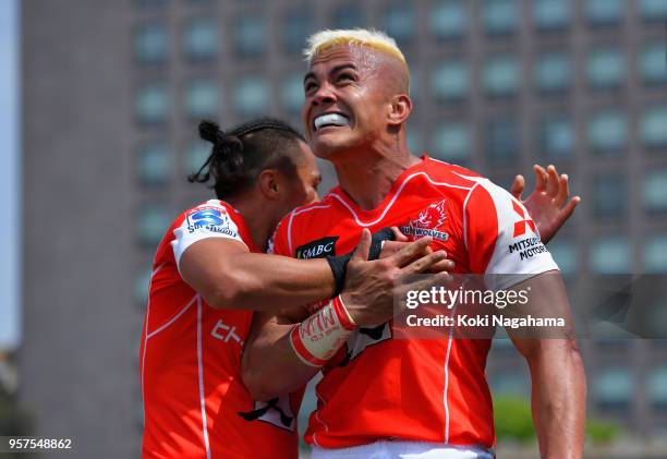 Hosea Saumaki of the Sunwolves celebrates scoring his side's sixth try during the Super Rugby match between Sunwolves and Reds at Prince Chichibu...