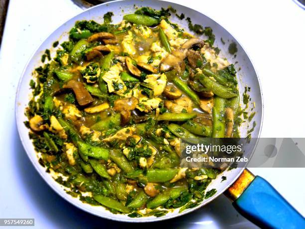 snow pea hoisin chicken with spinach and mushrooms - hoisin sauce stock pictures, royalty-free photos & images