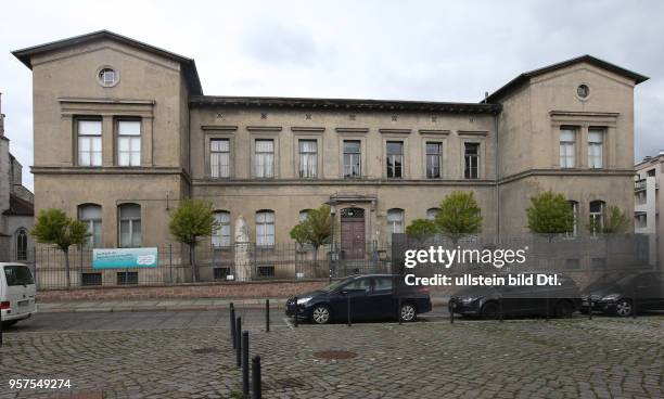 Zoologisches Institut Sitz der Zoologischen Sammlungen der Martin Luther Universität Die Sammlungen erhielten viele Tierpräparate aus der aufgelösten...