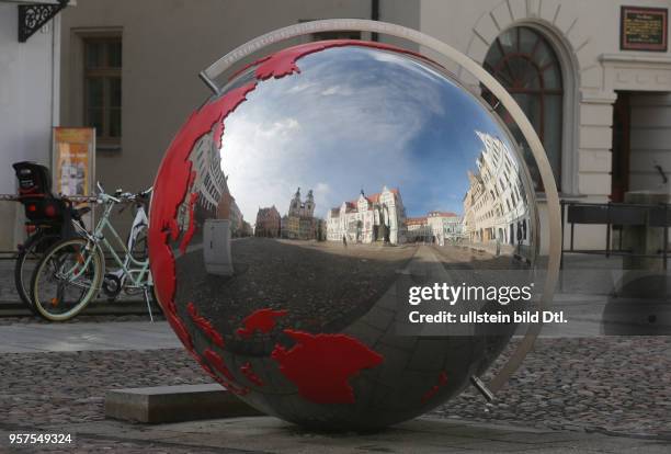 Stadtansicht Ansicht Markt Marktplatz Stadtkirche Rathaus l Lutherstadt Wittenberg Sachsen Anhalt Reformator Martin Luther Denkmal von Gottfried...