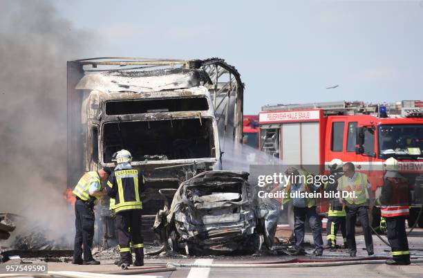 Schwerer Unfall auf der Autobahn A14 zwischen Halle Tornau und Halle Peissen / ein Pkw und ein Kleintransporter kollidierten, ein Lkw stieß in Folge...