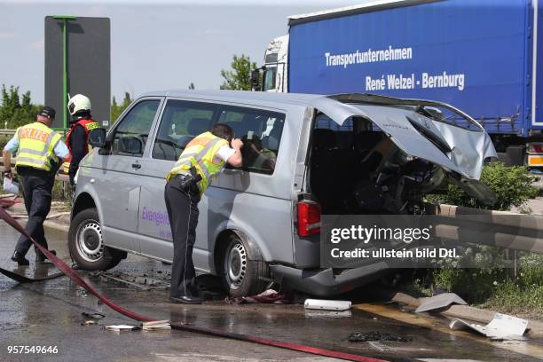 Schwerer Unfall auf der Autobahn A14 zwischen Halle Tornau und Halle Peissen / ein Pkw und ein Kleintransporter kollidierten, ein Lkw stieß in Folge...