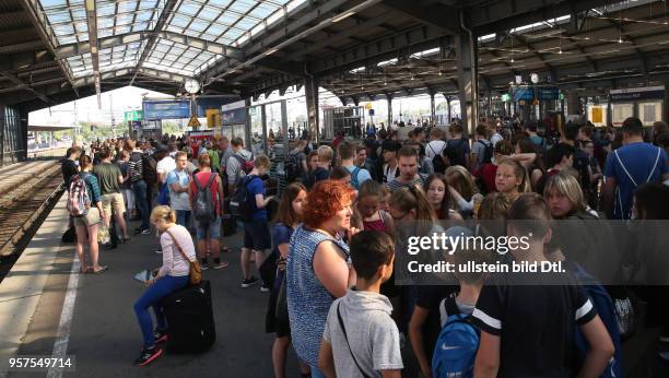 Durch Brandanschläge auf Stellwerke der Deutschen Bahn bei Leipzig kam es zu massiven Zugverspätungen, von denen auch die S-Bahn Linien betroffen...