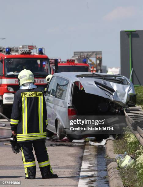 Schwerer Unfall auf der Autobahn A14 zwischen Halle Tornau und Halle Peissen / ein Pkw und ein Kleintransporter kollidierten, ein Lkw stieß in Folge...