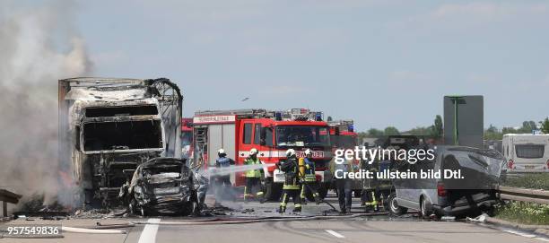 Schwerer Unfall auf der Autobahn A14 zwischen Halle Tornau und Halle Peissen / ein Pkw und ein Kleintransporter kollidierten, ein Lkw stieß in Folge...