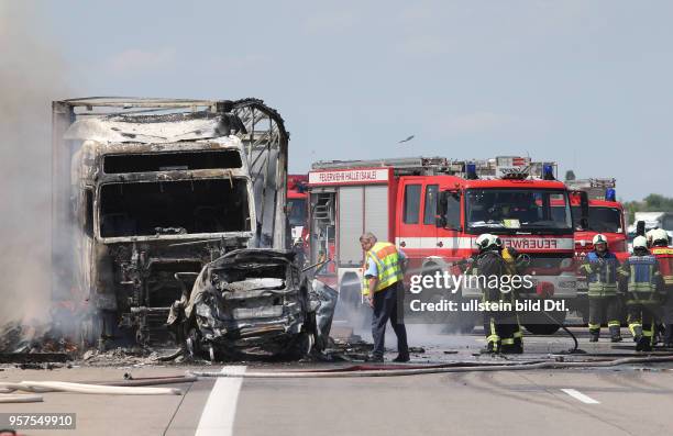 Schwerer Unfall auf der Autobahn A14 zwischen Halle Tornau und Halle Peissen / ein Pkw und ein Kleintransporter kollidierten, ein Lkw stieß in Folge...
