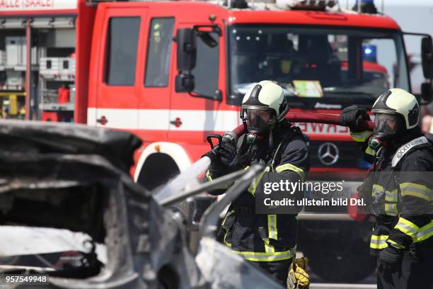 Schwerer Unfall auf der Autobahn A14 zwischen Halle Tornau und Halle Peissen / ein Pkw und ein Kleintransporter kollidierten, ein Lkw stieß in Folge...