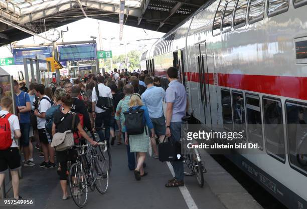 Durch Brandanschläge auf Stellwerke der Deutschen Bahn bei Leipzig kam es zu massiven Zugverspätungen, von denen auch die S-Bahn Linien betroffen...
