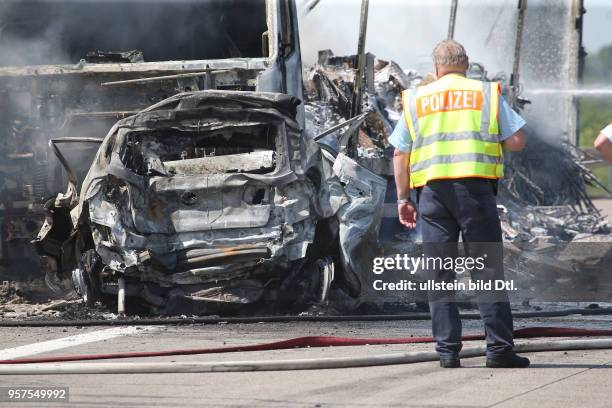 Schwerer Unfall auf der Autobahn A14 zwischen Halle Tornau und Halle Peissen / ein Pkw und ein Kleintransporter kollidierten, ein Lkw stieß in Folge...