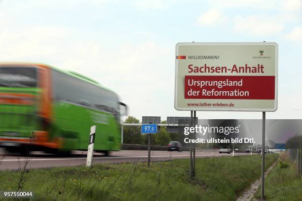 Autobahn Hinweisschild Sachsen Anhalt " Ursprungsland der Reformation " Schkeuditzer Kreuz A14 in Fahrtrichtung Magdeburg Werbeschild Werbungsplakat...