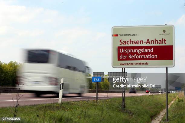 Autobahn Hinweisschild Sachsen Anhalt " Ursprungsland der Reformation " Schkeuditzer Kreuz A14 in Fahrtrichtung Magdeburg Werbeschild Werbungsplakat...