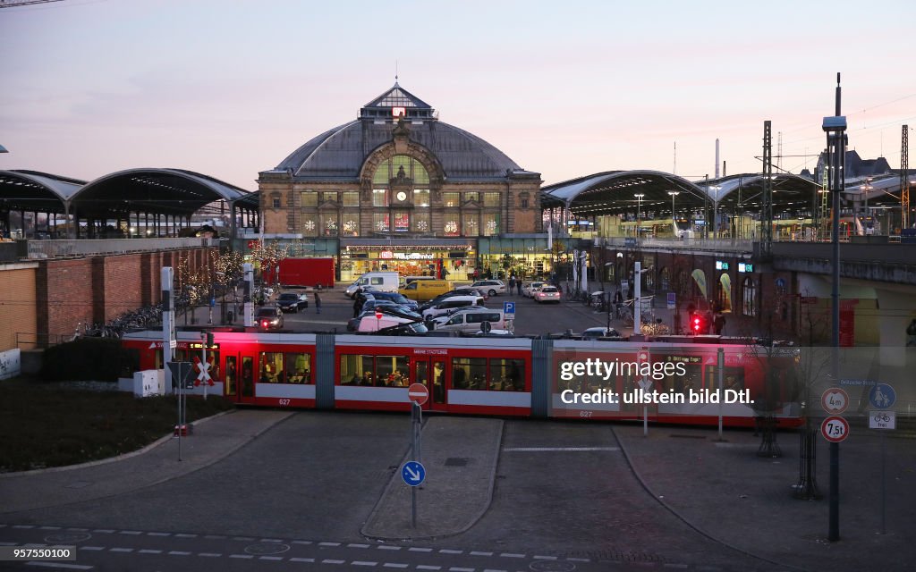 Straßenbahn vor Hauptbahnhof Bahnhof Halle Saale mdv MDV