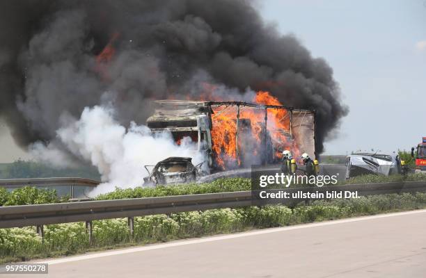 Schwerer Unfall auf der Autobahn A14 zwischen Halle Tornau und Halle Peissen / ein Pkw und ein Kleintransporter kollidierten, ein Lkw stieß in Folge...