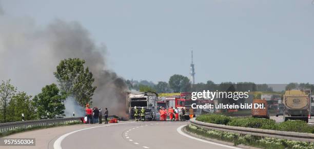 Schwerer Unfall auf der Autobahn A14 zwischen Halle Tornau und Halle Peissen / ein Pkw und ein Kleintransporter kollidierten, ein Lkw stieß in Folge...