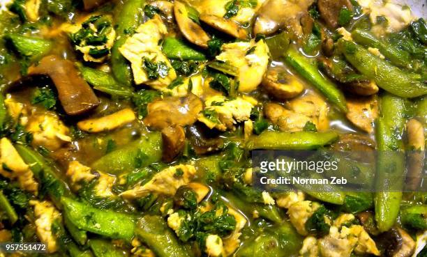snow pea hoisin chicken with spinach and mushrooms - hoisin sauce stock pictures, royalty-free photos & images