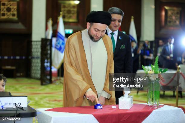 Shi'ite leader Ammar al-Hakim inks his finger after casting his vote for the Iraqi parliamentary election in Baghdad, Iraq on May 12, 2018.