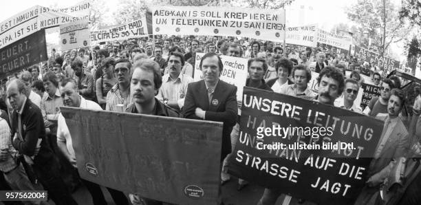 Deutschland, Frankfurt/M. : Die Sorge um ihre Arbeitsplaetze bei der AEG Kanis und der Kampf um Mitbestimmung trieb Belegschaft und Gewerkschaft auf...