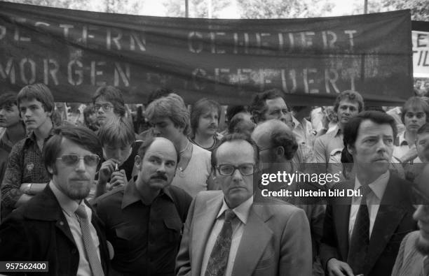 Deutschland, Frankfurt/M. : Die Sorge um ihre Arbeitsplaetze bei der AEG Kanis und der Kampf um Mitbestimmung trieb Belegschaft und Gewerkschaft auf...