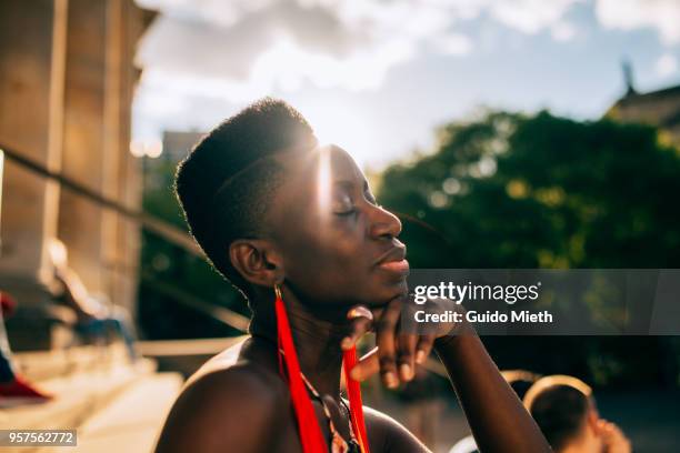 young woman relaxing in the sun in the city. - berlin summer stockfoto's en -beelden