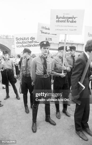 Deutschland, Bonn: Der Anachronistische Zug der Koeln-Bonner Studenten , ein Protest gegen den Bundespraesidenten Karl Carstens, wegen seiner...