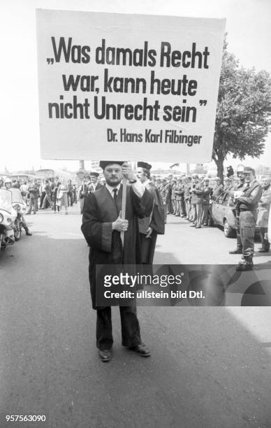 Deutschland, Bonn: Der Anachronistische Zug der Koeln-Bonner Studenten , ein Protest gegen den Bundespraesidenten Karl Carstens, wegen seiner...