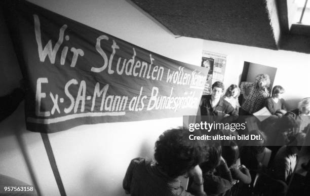 Deutschland, Bonn: Der Anachronistische Zug der Koeln-Bonner Studenten , ein Protest gegen den Bundespraesidenten Karl Carstens, wegen seiner...